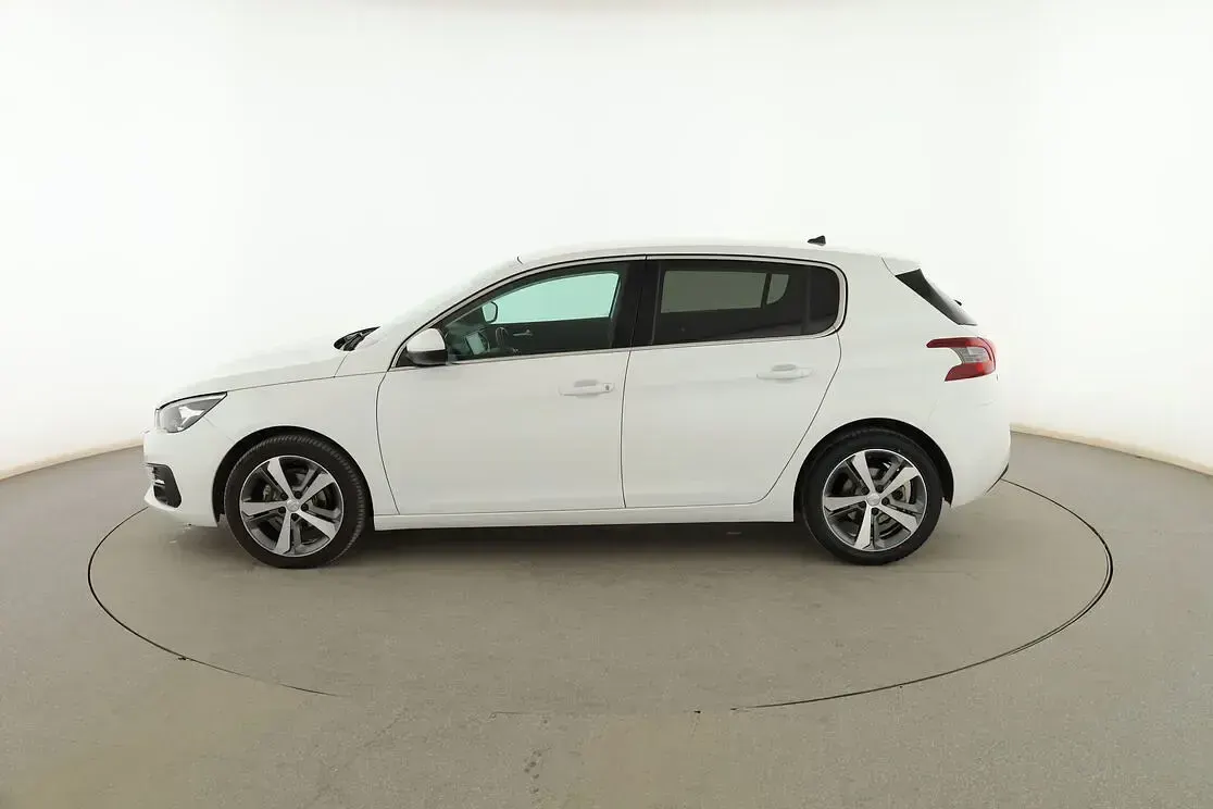 Usado Peugeot 308 Allure 110 CV (80 kW) 2019 Blanco Berlina