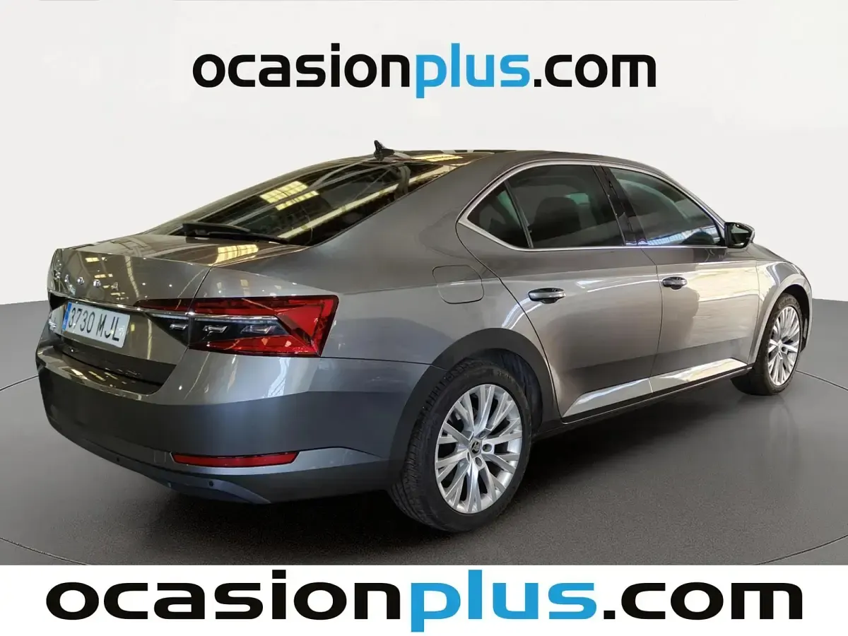 Usado Skoda Superb Style 150 CV (110 kW) 2023 Gris Berlina