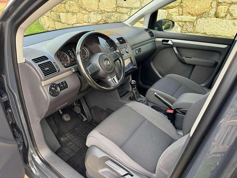Usado VW Touran Edition 105 CV (77 kW) 2014 Gris / plata Monovolumen