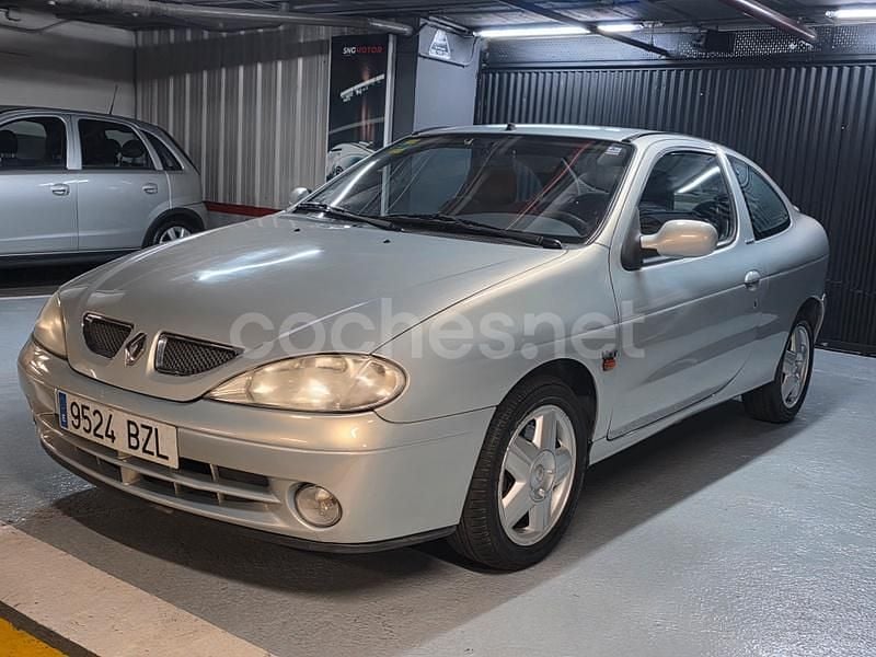 Gris / plata Usado 2002 Renault Mégane Coupé Expression Coupe | 3999 € - Imagen 1/4