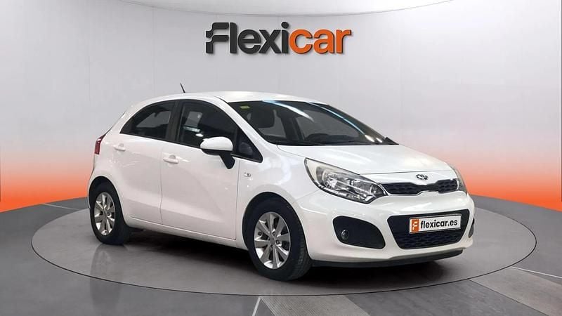 Usado Kia Rio 86 CV (63 kW) 2014 Blanco Berlina
