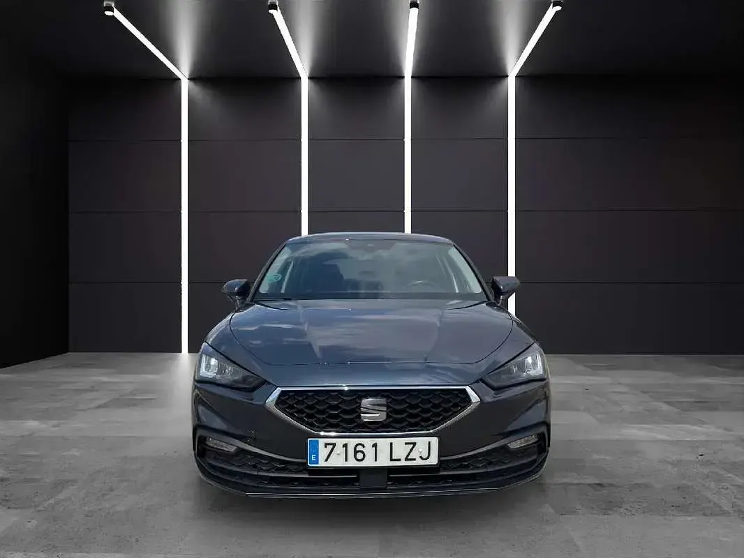 Usado Seat Leon Style 131 CV (96 kW) 2022 Gris Berlina