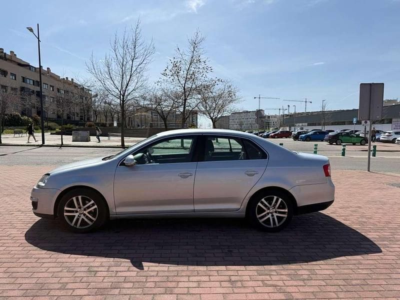 Begagnad VW Jetta Highline 140 HK (102 kW) 2009 Grå Sedan