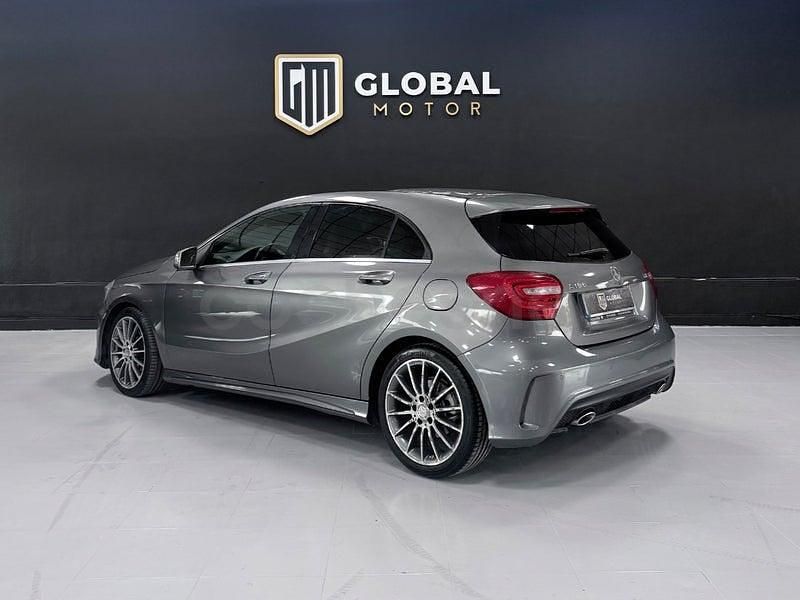 Usado Mercedes A180 AMG line 109 CV (80 kW) 2015 Gris / plata Berlina