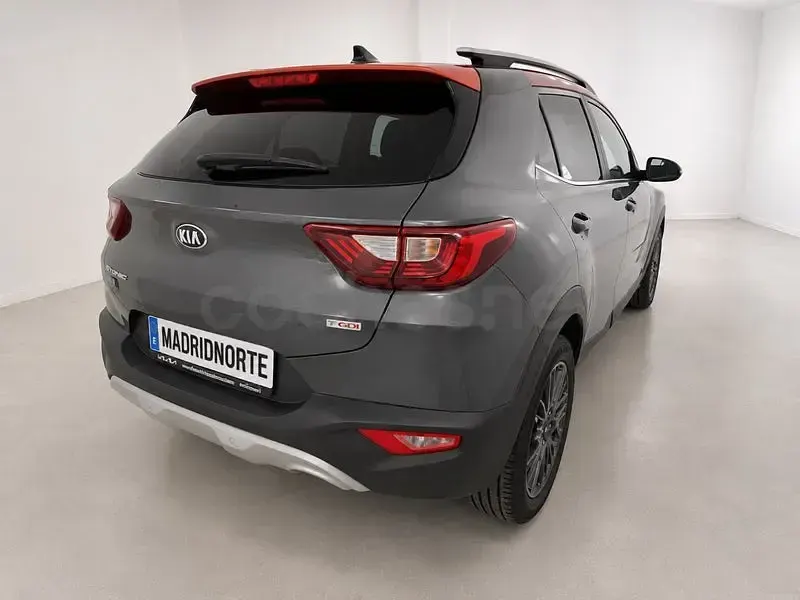 Usado Kia Stonic 100 CV (73 kW) 2019 Gris / plata SUV