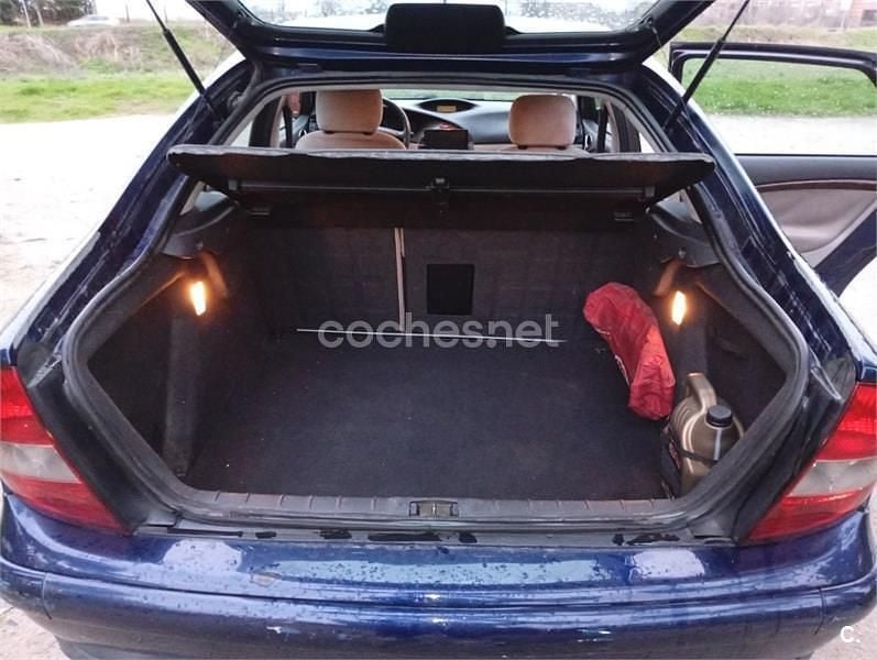 Usado Citroën C5 117 CV (86 kW) 2004 Azul Berlina