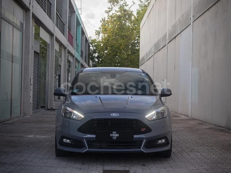 Gris / plata Usado 2017 Ford Focus ST Berlina | 16.390 € (Precio justo) - Imagen 1/4