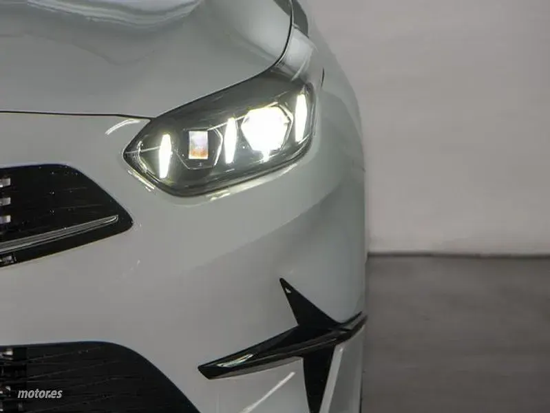 Usado Kia Ceed Style 120 CV (88 kW) 2023 Blanco Utilitario