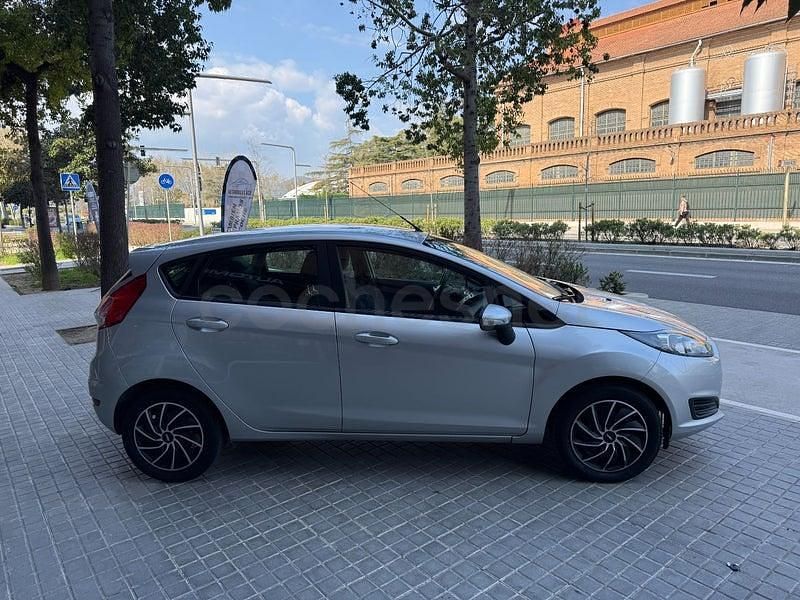 Usado Ford Fiesta Trend 82 CV (60 kW) 2015 Gris / plata Berlina