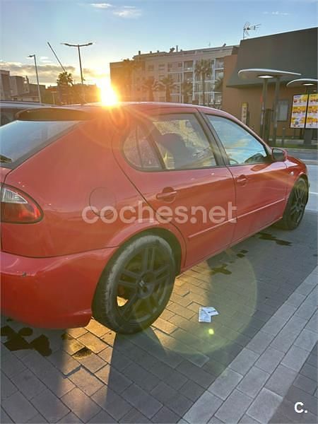 Usado Seat Leon 110 CV (80 kW) 2001 Rojo Utilitario