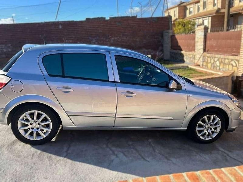 Usado Opel Astra Cosmo 110 HP (80 kW) 2006 Cinzento Sedan