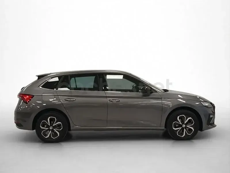 Usado Skoda Scala 115 CV (84 kW) 2024 Gris / plata Utilitario
