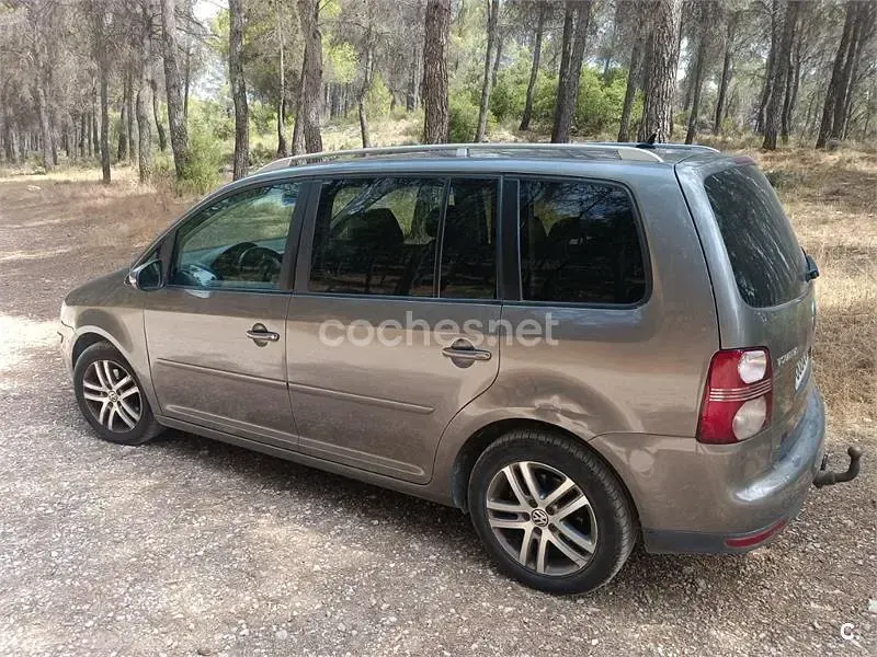 Usado VW Touran Advance 105 CV (77 kW) 2010 Gris / plata Monovolumen