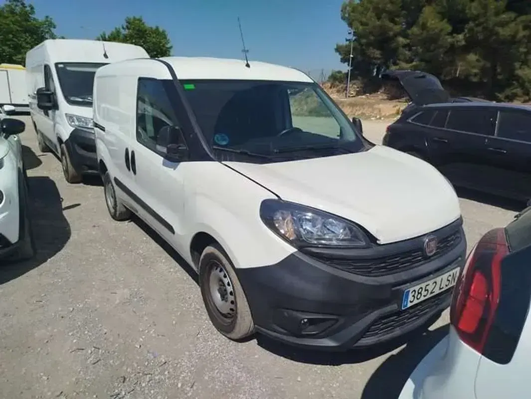 Usado Fiat Doblò 95 CV (69 kW) 2021 Blanco Monovolumen