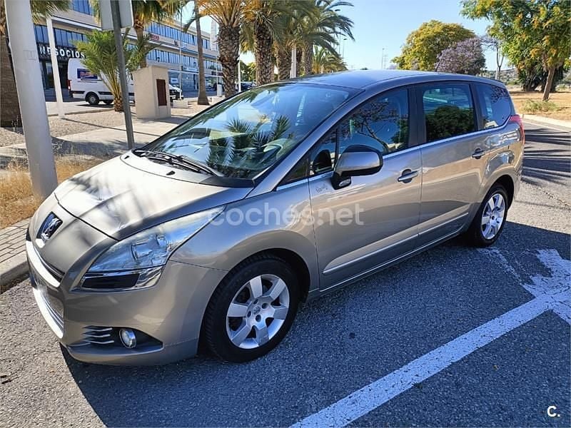 Usado Peugeot 5008 Family 112 CV (82 kW) 2011 Beige Monovolumen