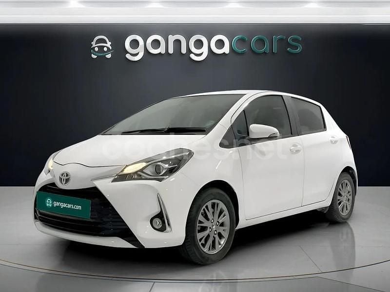 Usado Toyota Yaris Hybrid Active 100 CV (73 kW) 2019 Blanco Berlina