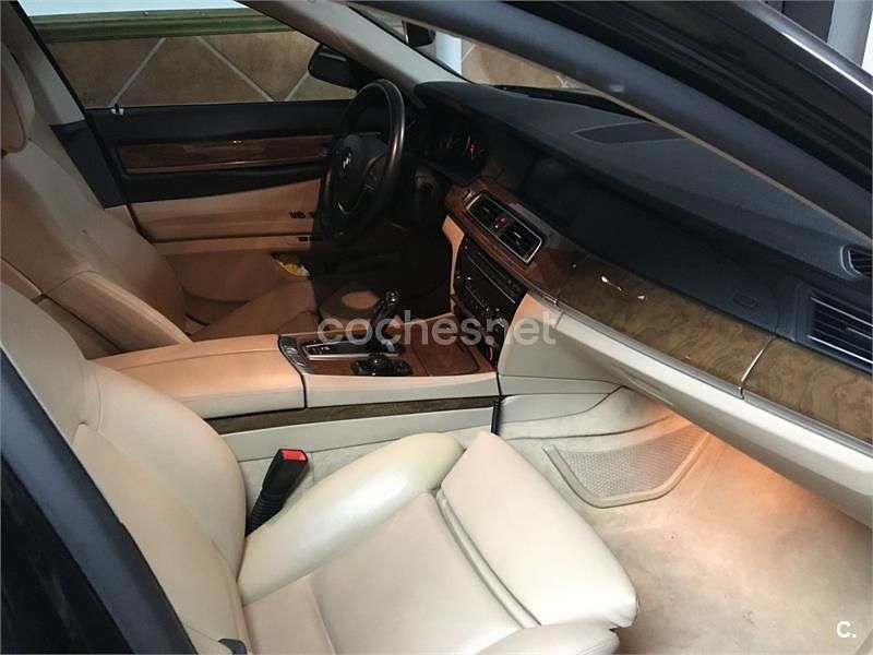 Usado BMW 740 306 HP (225 kW) 2009 Preto Sedan