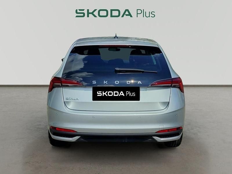 Usado Skoda Scala Selection 115 CV (84 kW) 2025 Gris plata Utilitario