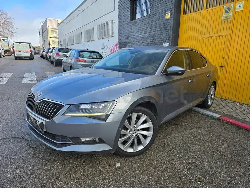 Usado Skoda Superb Style 150 CV (110 kW) 2015 Gris / plata Berlina