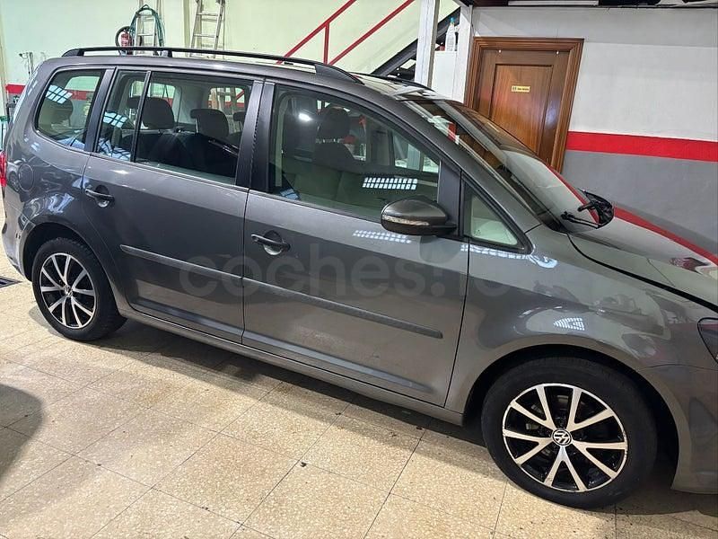 Usado VW Touran Advance 105 CV (77 kW) 2011 Gris / plata Monovolumen