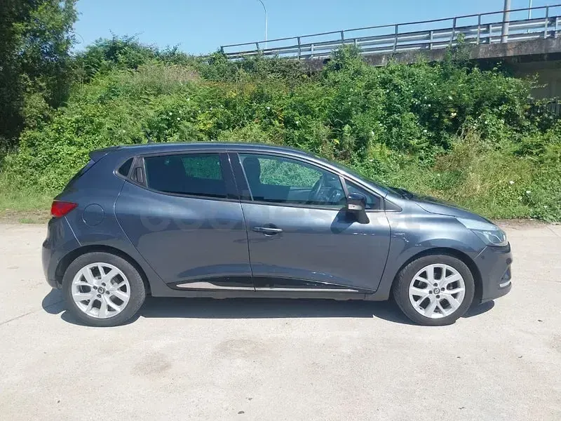 Usado Renault Clio IV LIMITED 75 CV (55 kW) 2018 Gris / plata Berlina