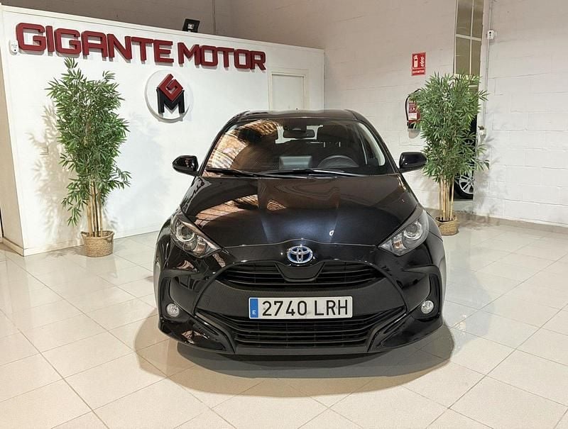 Usado Toyota Yaris Hybrid Business Edition 116 CV (85 kW) 2021 Negro Berlina