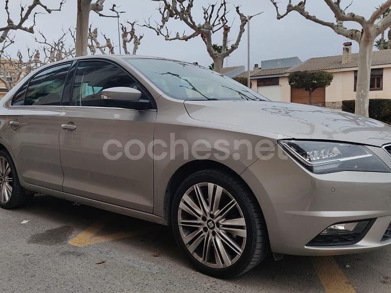 Usado Seat Toledo XCELLENCE 110 CV (80 kW) 2018 Gris / plata Berlina