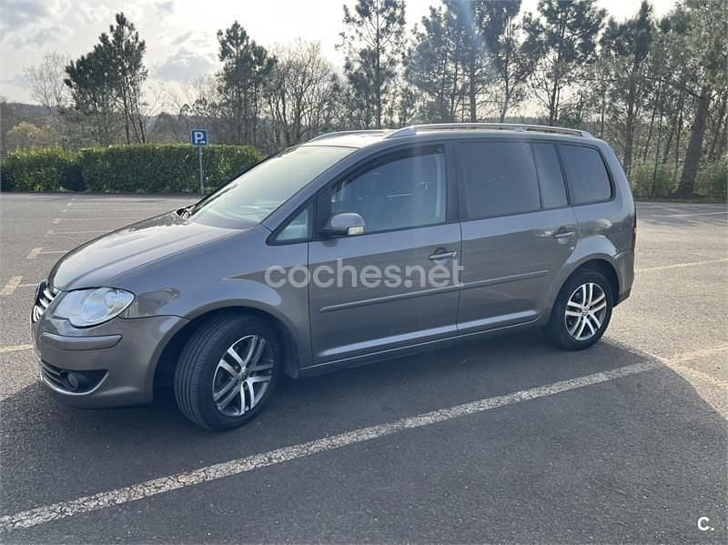 Usado VW Touran Highline 140 CV (102 kW) 2007 Gris / plata Monovolumen