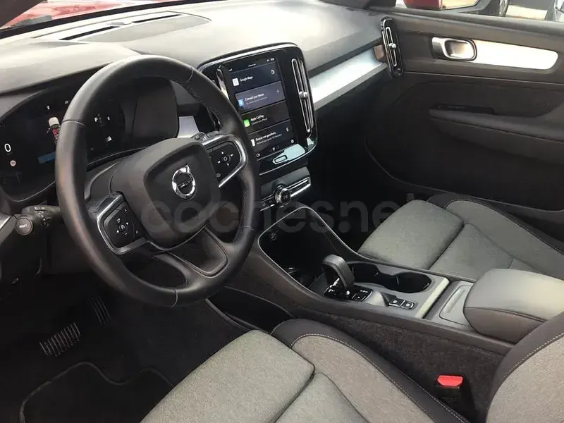 Usado Volvo XC40 Core 163 CV (119 kW) 2025 Granate SUV