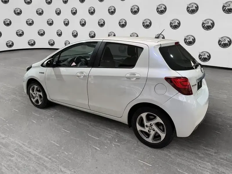 Usado Toyota Yaris Hybrid Active 100 CV (73 kW) 2016 Blanco Berlina