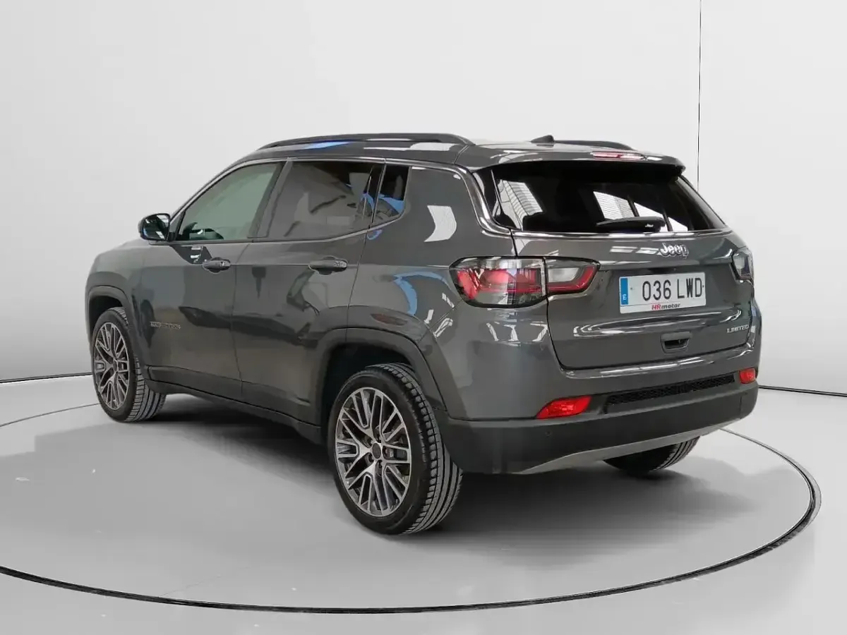 Usado Jeep Compass Limited 130 CV (95 kW) 2022 Gris / plata SUV