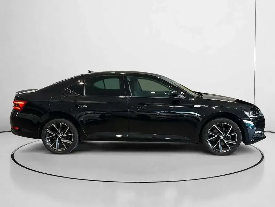 Usado Skoda Superb SportLine 150 CV (110 kW) 2023 Negro Berlina