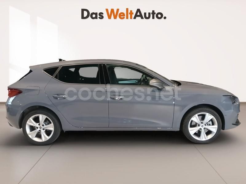 Gris / plata Usado 2024 Seat Leon FR Berlina | 25.490 € (Un poco caro) - Imagen 1/4