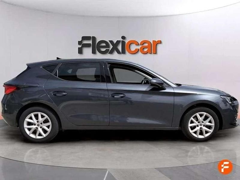 Usado Seat Leon Style 131 CV (96 kW) 2023 Gris Utilitario
