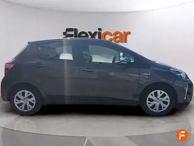 Usado Toyota Yaris Hybrid Business Edition 116 CV (85 kW) 2020 Gris
