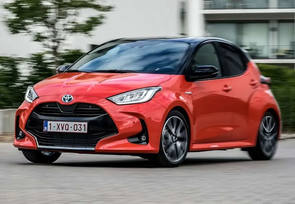 Usado Toyota Yaris Hybrid Active 99 CV (72 kW) 2017 Negro Utilitario