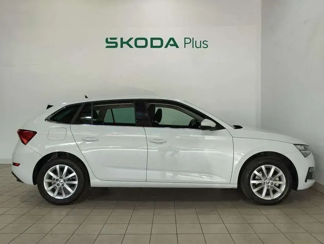 Usado Skoda Scala Ambition 110 CV (80 kW) 2022 Blanco Utilitario