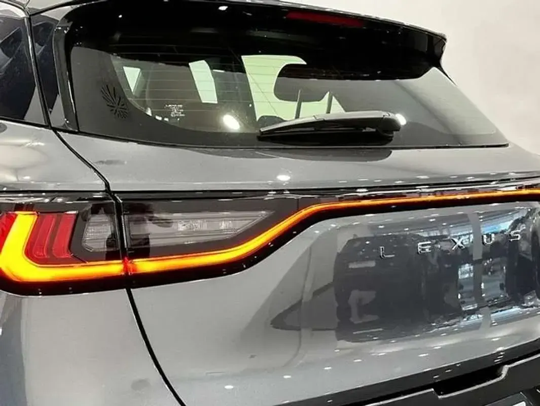Usado Lexus LBX 136 CV (100 kW) 2025 Gris SUV