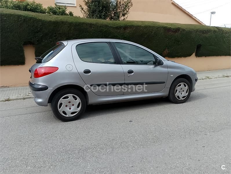 Usado Peugeot 206 75 CV (55 kW) 2003 Gris / plata Berlina