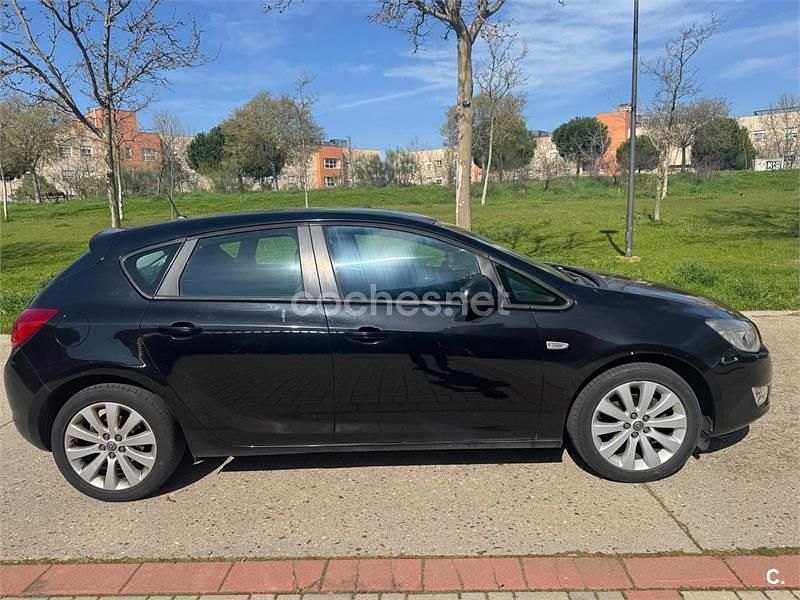 Usado Opel Astra Enjoy 115 CV (84 kW) 2011 Negro Berlina
