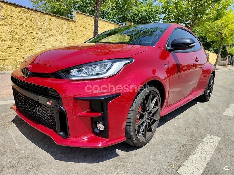 Rojo Usado 2021 Toyota Yaris Berlina | 33.900 € (Buen precio) - Imagen 1/4