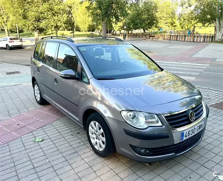Usado VW Touran Advance 105 CV (77 kW) 2010 Gris / plata Monovolumen