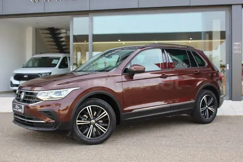 Usado VW Tiguan Life 150 CV (110 kW) 2022 Marrón SUV