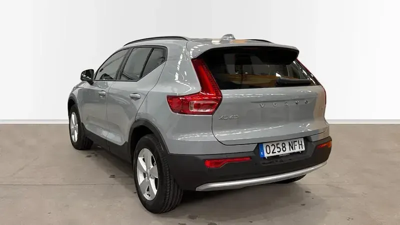Usado Volvo XC40 163 CV (119 kW) 2025 Gris / plata SUV