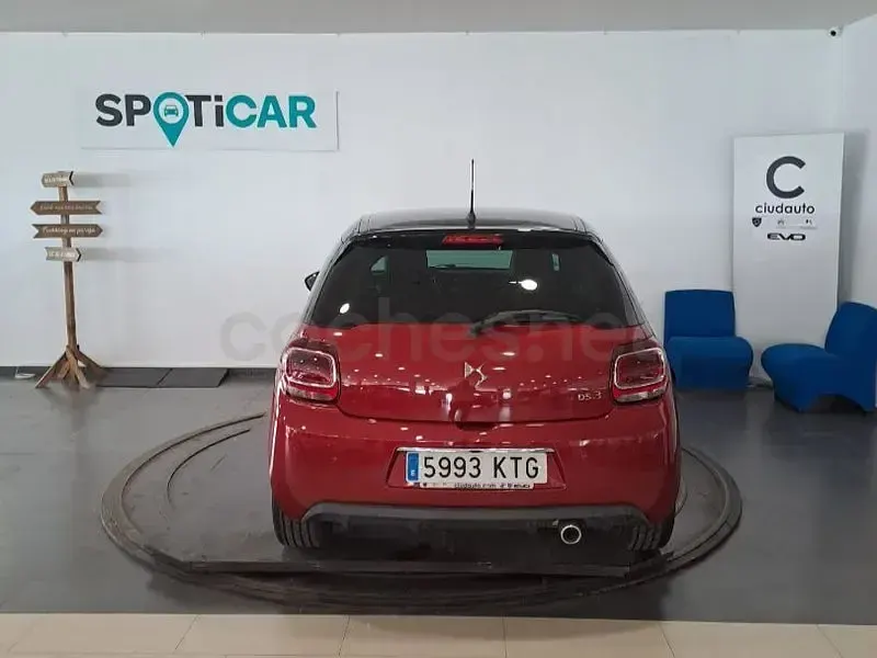 Usado DS Automobiles DS3 So Chic 110 CV (80 kW) 2019 Granate Berlina