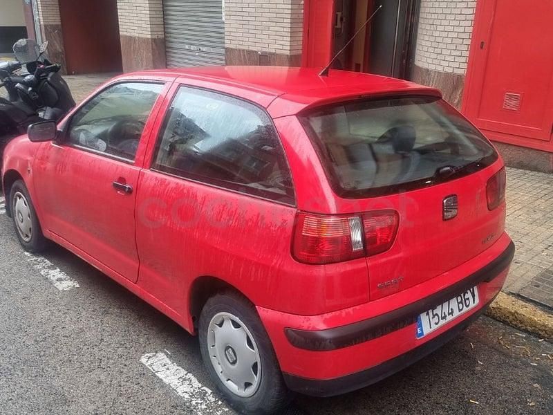 Usado Seat Ibiza 75 CV (55 kW) 2002 Rojo Utilitario