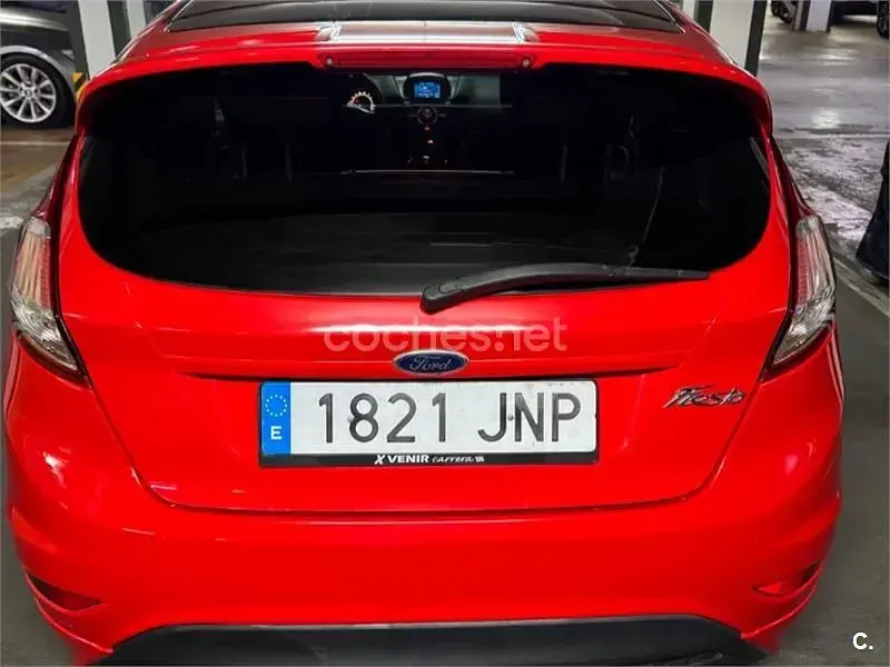 Usado Ford Fiesta 140 CV (102 kW) 2016 Rojo Utilitario