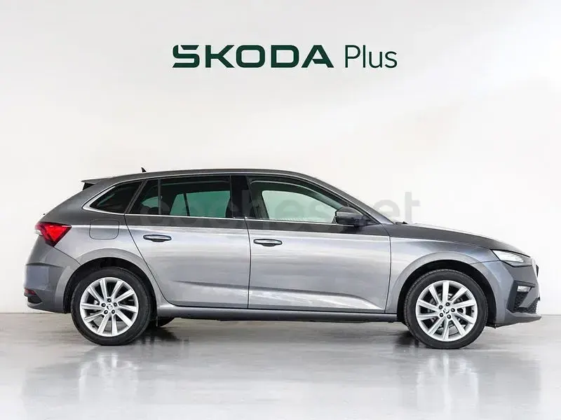 Usado Skoda Scala Selection 115 CV (84 kW) 2024 Gris Utilitario