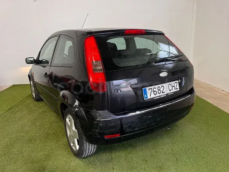 Usado Ford Fiesta Trend 100 CV (73 kW) 2003 Negro Utilitario