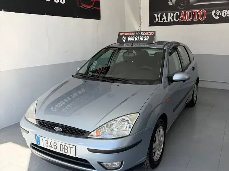 Usado Ford Focus Ghia 100 CV (73 kW) 2005 Azul Berlina